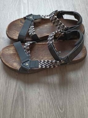 Merrell Women’s Black & Brown Woven Strap Sandals Size 8